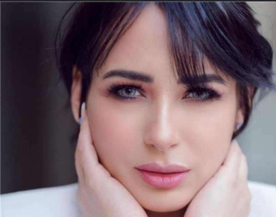 ساندي تلفت الأنظار بلوك ملائكي في كليب أحدث أغانيها «عياني»