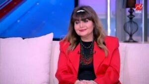في ذكرى ميلادها.. هندية نجمة الرقص والسينما التي اختارت الاعتزال بعد رحلة فنية حافلةتحل ذكرى ميلاد الفنانة هندية، التي وُلدت في 13 سبتمبر عام 1964 بمنطقة شبرا في القاهرة، لتعود إلى الواجهة ذكريات مشوار فني قصير نسبيًا، لكنه ترك بصمة واضحة في السينما والمسرح والتليفزيون المصري. واستطاعت الفنانة أن تجمع بين الرقص والتمثيل، وتقدم عددًا من الأدوار المتنوعة قبل أن تتخذ قرارًا بالابتعاد عن الوسط الفني والاعتزال. وتزامن مشوارها مع فترة شهدت حضورًا لافتًا للفنانات الاستعراضيات في السينما المصرية، حيث بدأت خطواتها الأولى في عالم الرقص، قبل أن تنتقل إلى الشاشة وتشارك في مجموعة من الأعمال التي جمعتها بعدد من نجوم الفن. بداية هندية من شارع محمد علي بدأت الفنانة مشوارها في عالم الفن من خلال الرقص، حيث عملت في شارع محمد علي، أحد أشهر الأماكن المرتبطة بتاريخ الفرق الفنية والراقصات في مصر. وتدربت على يد عدد من المتخصصين في فنون الرقص الشرقي، وكان من بينهم الفنان إبراهيم عاكف، الذي كان له دور في تدريبها واختيار اسمها الفني الذي اشتهرت به فيما بعد. ولم تكن البداية سهلة، خاصة أنها لم تستكمل دراستها الإعدادية، وقررت في وقت مبكر التفرغ للعمل الفني، لتبدأ رحلة طويلة مع الرقص قبل أن تفتح لها السينما أبوابها في منتصف الثمانينيات. ومع مرور الوقت، لم تكتفِ بالعمل كراقصة، وإنما سعت إلى تطوير نفسها والانتقال إلى مجال التمثيل، وهو ما منحها فرصة للظهور في عدد من الأفلام والمسرحيات والمسلسلات، لتصبح واحدة من الوجوه المعروفة خلال تلك الفترة.