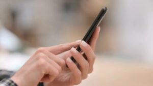 لماذا أصبح الهاتف يعرف ما نريد البحث عنه قبل أن نكتبه