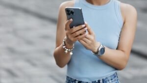 لماذا أصبح الهاتف يعرف ما نريد البحث عنه قبل أن نكتبه