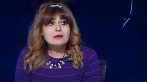 في ذكرى ميلادها.. هندية نجمة الرقص والسينما التي اختارت الاعتزال بعد رحلة فنية حافلةتحل ذكرى ميلاد الفنانة هندية، التي وُلدت في 13 سبتمبر عام 1964 بمنطقة شبرا في القاهرة، لتعود إلى الواجهة ذكريات مشوار فني قصير نسبيًا، لكنه ترك بصمة واضحة في السينما والمسرح والتليفزيون المصري. واستطاعت الفنانة أن تجمع بين الرقص والتمثيل، وتقدم عددًا من الأدوار المتنوعة قبل أن تتخذ قرارًا بالابتعاد عن الوسط الفني والاعتزال. وتزامن مشوارها مع فترة شهدت حضورًا لافتًا للفنانات الاستعراضيات في السينما المصرية، حيث بدأت خطواتها الأولى في عالم الرقص، قبل أن تنتقل إلى الشاشة وتشارك في مجموعة من الأعمال التي جمعتها بعدد من نجوم الفن. بداية هندية من شارع محمد علي بدأت الفنانة مشوارها في عالم الفن من خلال الرقص، حيث عملت في شارع محمد علي، أحد أشهر الأماكن المرتبطة بتاريخ الفرق الفنية والراقصات في مصر. وتدربت على يد عدد من المتخصصين في فنون الرقص الشرقي، وكان من بينهم الفنان إبراهيم عاكف، الذي كان له دور في تدريبها واختيار اسمها الفني الذي اشتهرت به فيما بعد. ولم تكن البداية سهلة، خاصة أنها لم تستكمل دراستها الإعدادية، وقررت في وقت مبكر التفرغ للعمل الفني، لتبدأ رحلة طويلة مع الرقص قبل أن تفتح لها السينما أبوابها في منتصف الثمانينيات. ومع مرور الوقت، لم تكتفِ بالعمل كراقصة، وإنما سعت إلى تطوير نفسها والانتقال إلى مجال التمثيل، وهو ما منحها فرصة للظهور في عدد من الأفلام والمسرحيات والمسلسلات، لتصبح واحدة من الوجوه المعروفة خلال تلك الفترة.