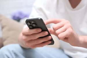 لماذا أصبح الهاتف يعرف ما نريد البحث عنه قبل أن نكتبه