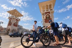الإسكندرية تروج لمعالمها السياحية بالدراجات.. 50 سائحًا ألمانيًا يجوبون عروس البحر في اليوم العالمي للسياحة