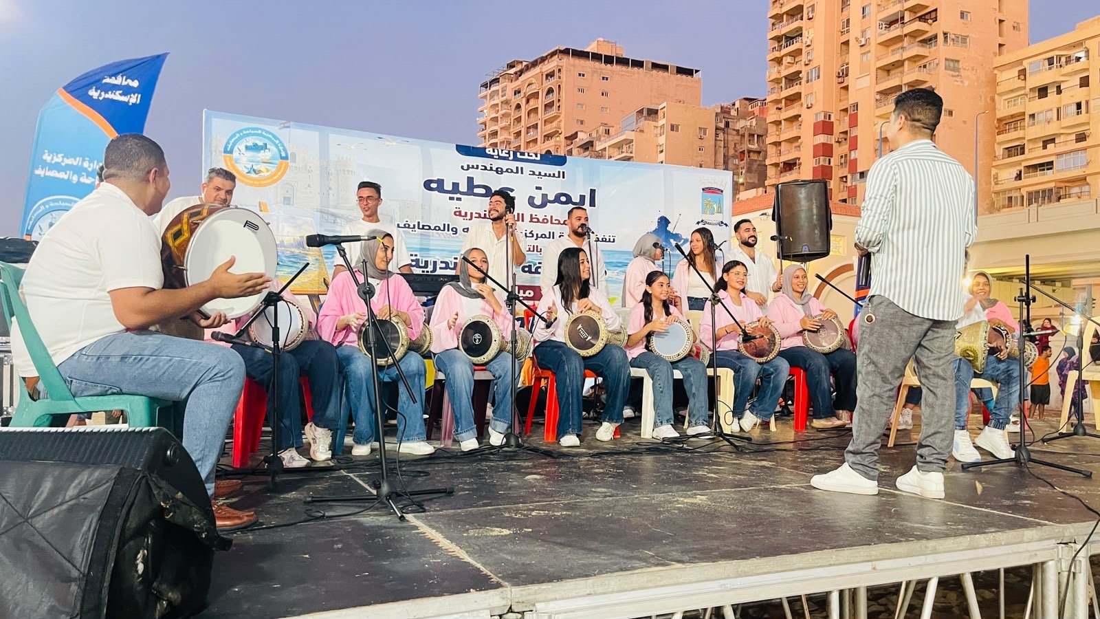  وسط أجواء احتفالية وتفاعل جماهيري.. «شاطئ الفن» يواصل فعالياته على شاطئ أبو هيف بالإسكندرية