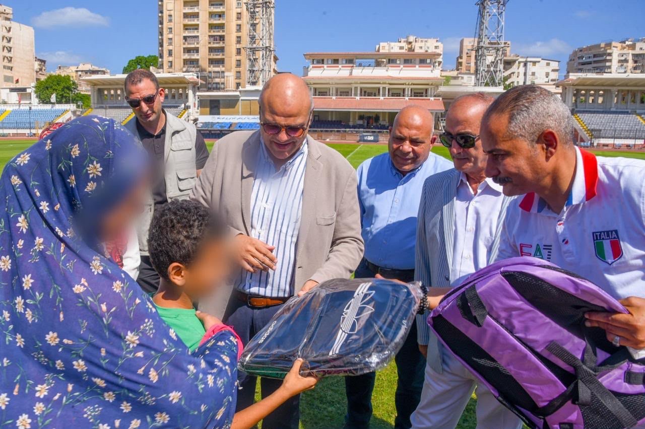 محافظ الإسكندرية يشهد تسليم 500 كرتونة و500 شنطة مدرسية للأسر الأولى بالرعاية استعدادًا للعام الدراسي الجديد