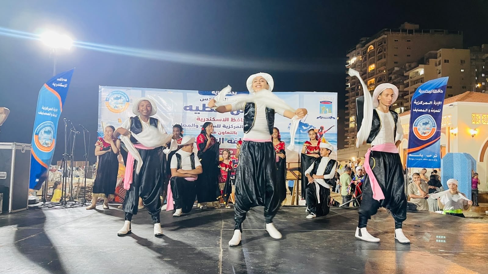 وسط أجواء احتفالية وتفاعل جماهيري.. «شاطئ الفن» يواصل فعالياته على شاطئ أبو هيف بالإسكندرية