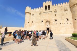 الإسكندرية تروج لمعالمها السياحية بالدراجات.. 50 سائحًا ألمانيًا يجوبون عروس البحر في اليوم العالمي للسياحة
