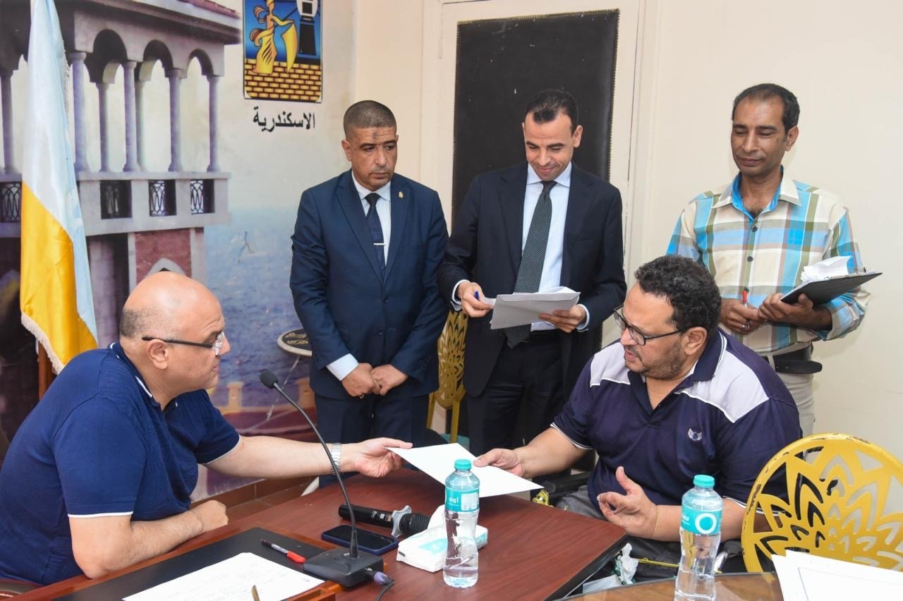 محافظ الإسكندرية يواصل لقاءاته الجماهيرية.. 7 فرص عمل فورية بينها 3 لذوي الهمم وحلول عاجلة لشكاوى المواطنين