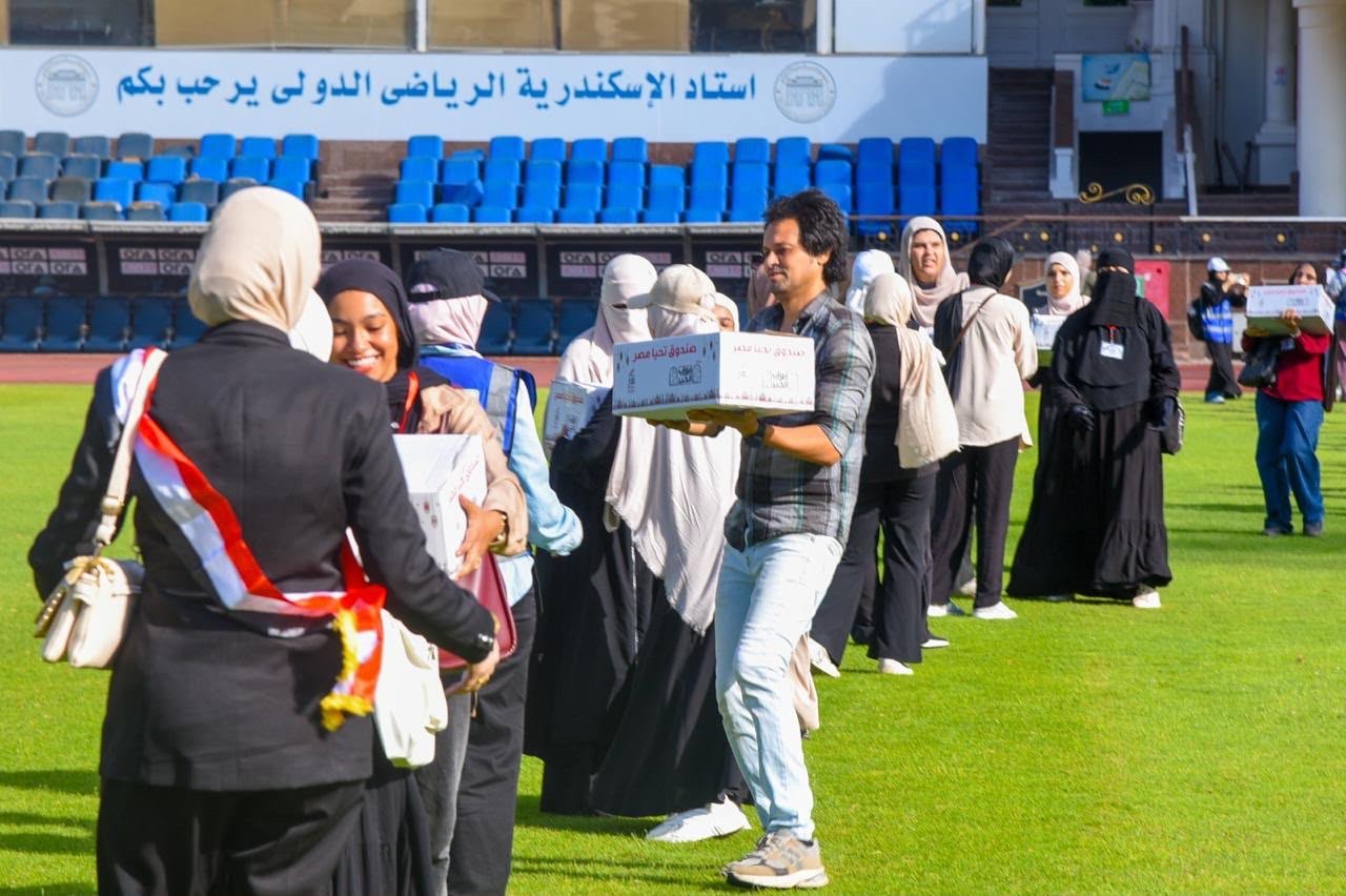 محافظ الإسكندرية يشهد تسليم 500 كرتونة و500 شنطة مدرسية للأسر الأولى بالرعاية استعدادًا للعام الدراسي الجديد