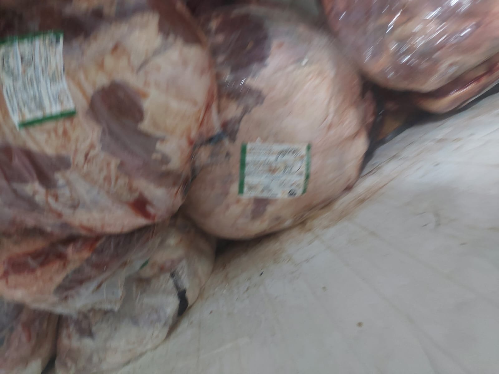 ضبط 1.450 طن لحوم ودواجن وتوابل غير صالحة للاستهلاك داخل منشأة مخالفة بالجمرك