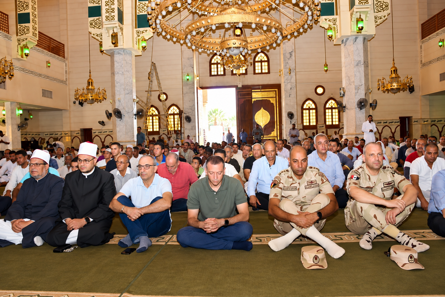 محافظ أسوان يلتقي المواطنين عقب صلاة الجمعة ويستمع إلى مطالبهم وشكاواهم