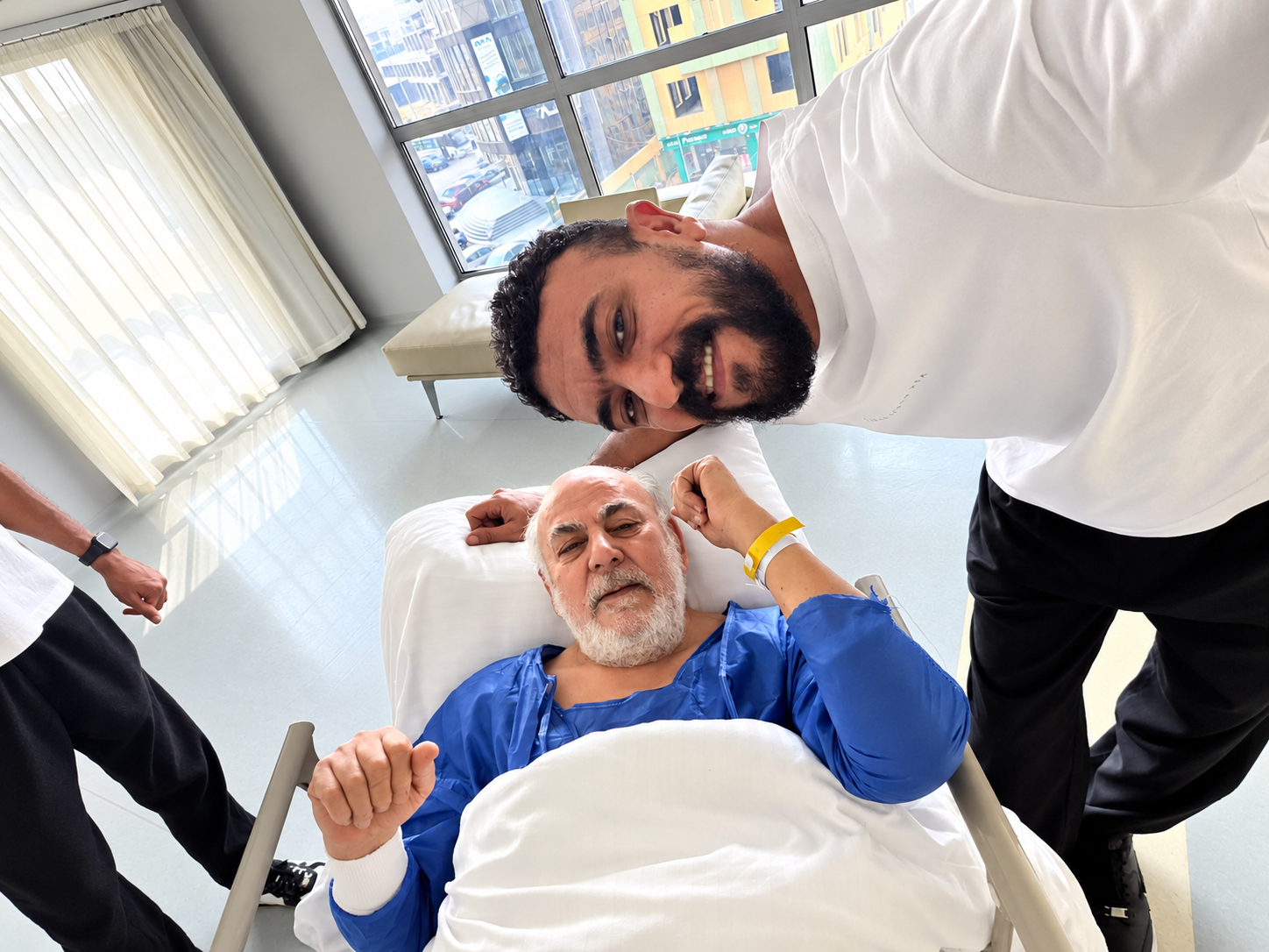 أحمد العوضي يطلب الدعاء لوالده: إن شاء الله تقوم بالسلامة والدي الغالي وحش الوحوش
