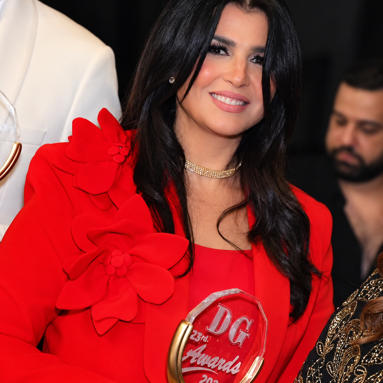 منى الشاذلي تحتفل بجائزة أفضل برنامج من دير جيست وتشيد بفريق «معكم منى الشاذلي»