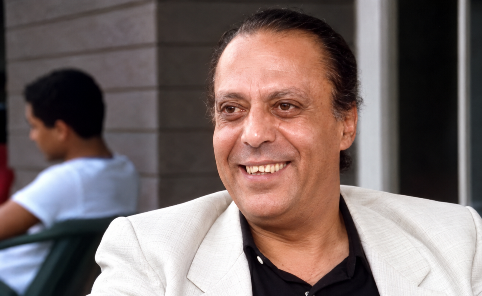 ذكرى ميلاد أسامة عباس.. رحلة فنية طويلة لنجم ترك بصمة مميزة في الدراما والسينما المصرية