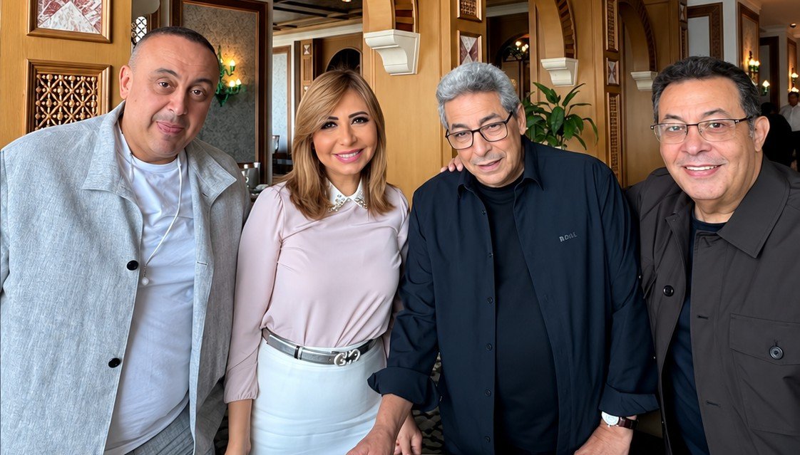 لميس الحديدي تحتفل مع زملائها في قناة النهار بحصولها على جائزة قمة الإعلام العربي عن برنامج «الصورة»