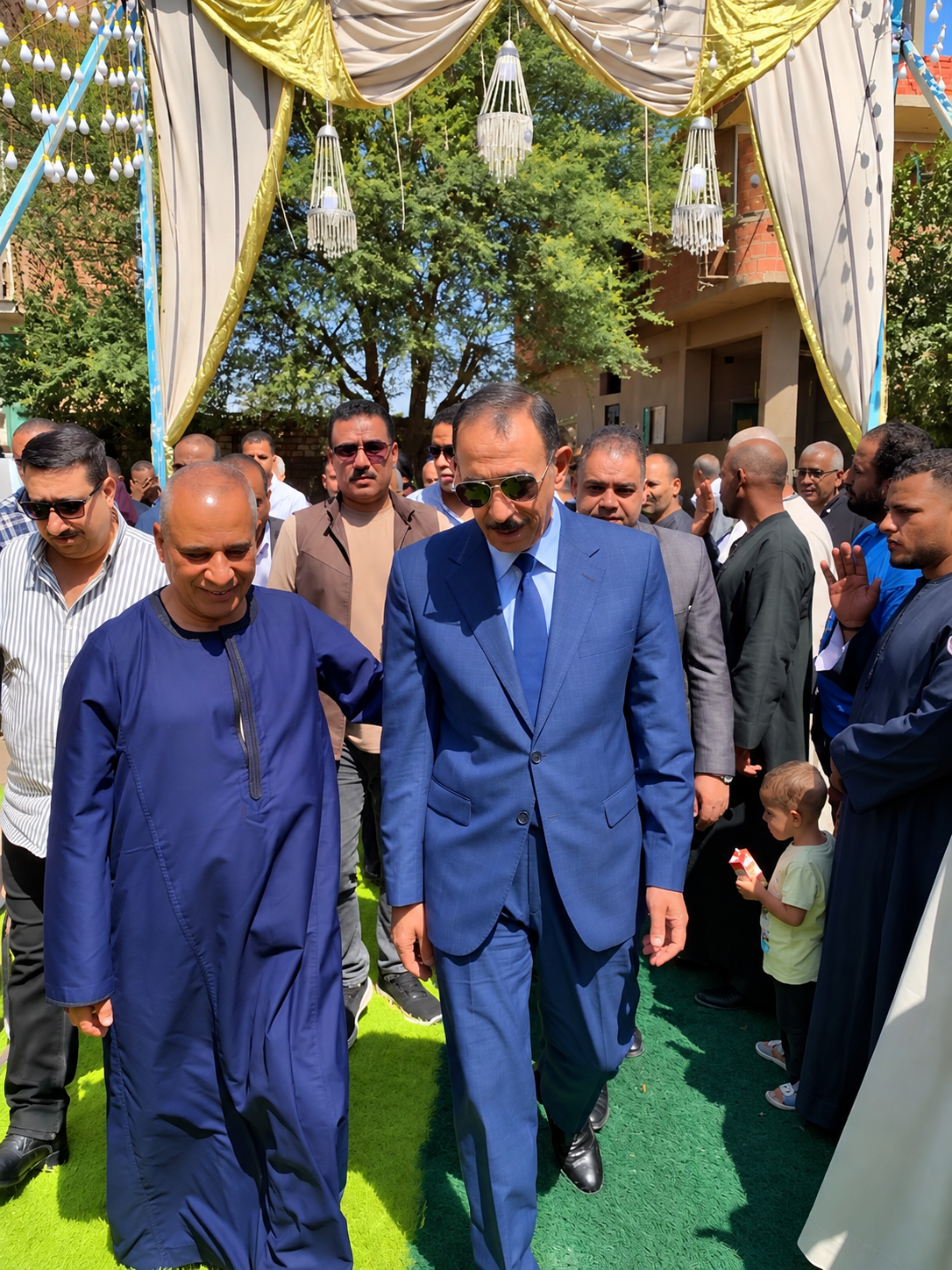بالجلابية الصعيدي.. أحمد موسى يستقبل محافظ سوهاج خلال زيارته لمسقط رأسه في سوهاج