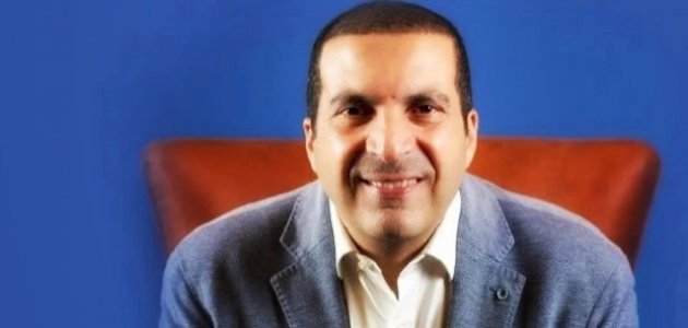 عمرو خالد.. رحلة داعية مصري صنعت حضورًا لافتًا في الخطاب الديني والإعلامي