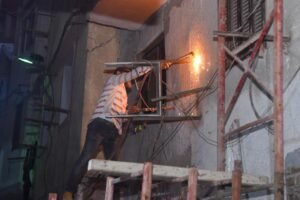 محافظ الإسكندرية يتابع أعمال تدعيم عقار شارع المازني.. استمرار التأمين لحين إزالة الخطر