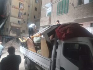 بدء إخراج منقولات الأسر المتضررة من عقاري لامبروزو والمازني ونقلها إلى مساكنهم المؤقتة