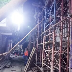 محافظ الإسكندرية يتابع أعمال تدعيم عقار شارع المازني.. استمرار التأمين لحين إزالة الخطر