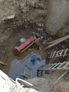 محمل بالأنابيب.. سقوط تروسيكل داخل حفرة صرف صحي في قرية كوم يعقوب بقنا