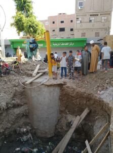 محمل بالأنابيب.. سقوط تروسيكل داخل حفرة صرف صحي في قرية كوم يعقوب بقنا