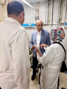 وكيل وزارة الصحة بالإسكندرية يتفقد مصابي حالات التسمم بمستشفى الجمهورية ويتابع حالتهم الصحية