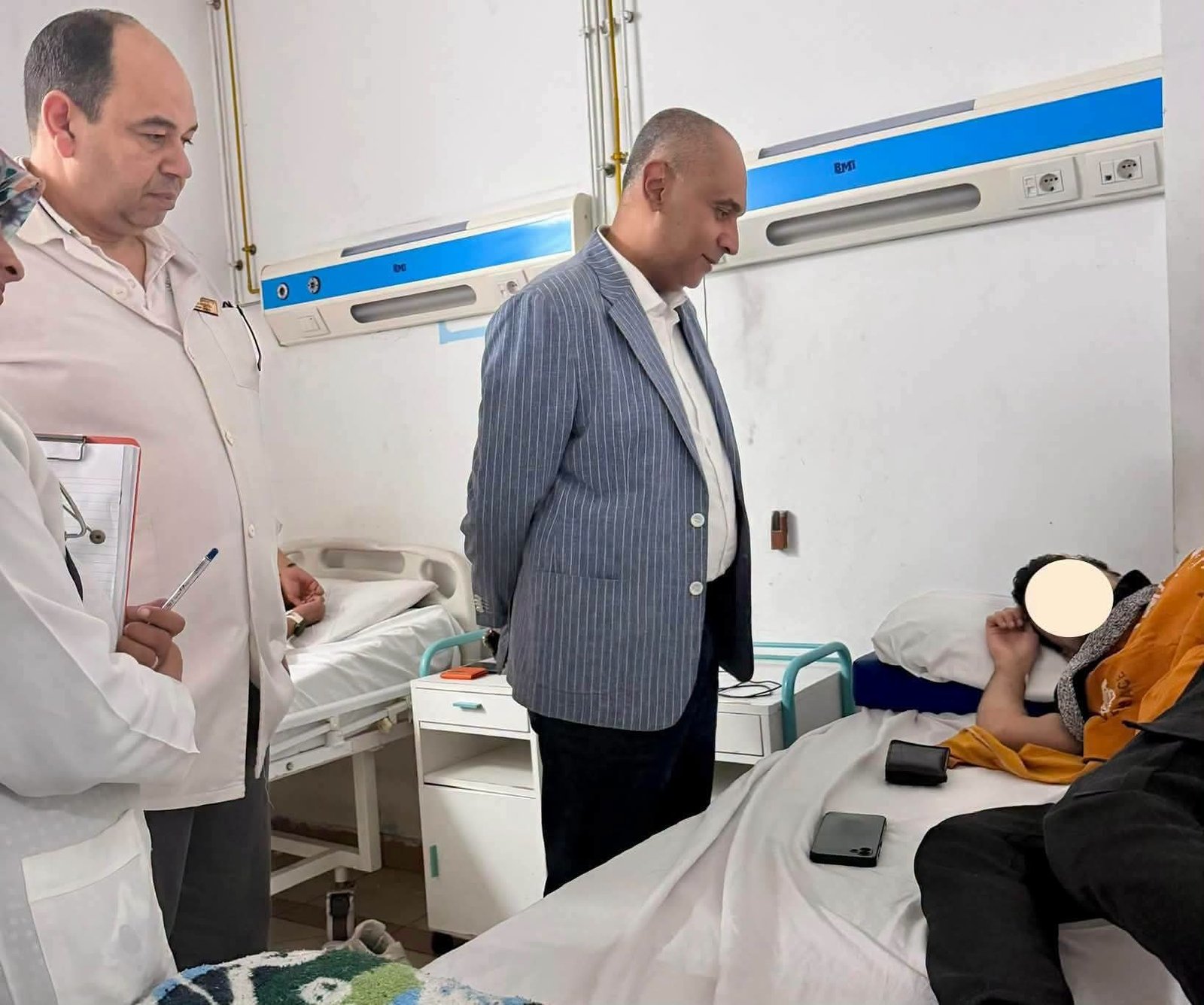 وكيل وزارة الصحة بالإسكندرية يتفقد مصابي حالات التسمم بمستشفى الجمهورية ويتابع حالتهم الصحية