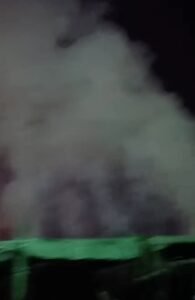 دخان أسود غطى السماء.. إخماد حريق هائل التهم جراجًا في أوسيم