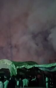 دخان أسود غطى السماء.. إخماد حريق هائل التهم جراجًا في أوسيم