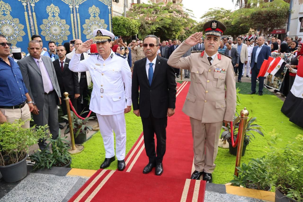 محافظ المنوفية يضع إكليلًا من الزهور على النصب التذكاري لشهداء أكتوبر احتفالًا بذكرى انتصارات أكتوبر المجيدة