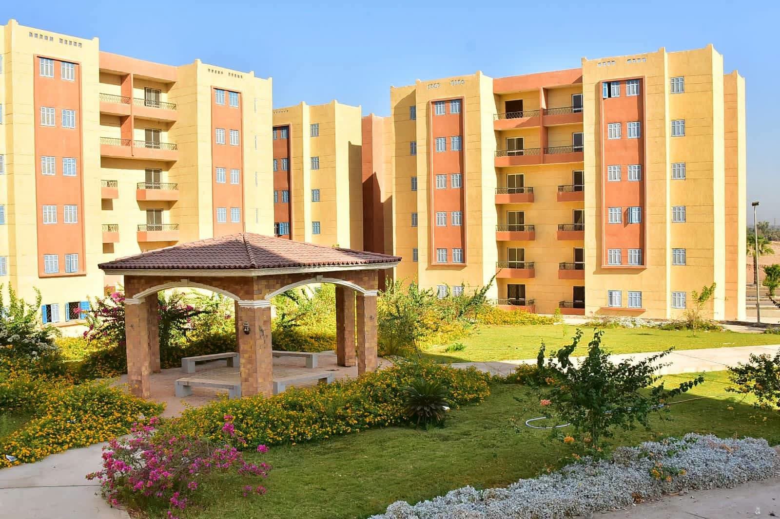 وزيرة الإسكان تتابع مشروعات مدن الصعيد الجديدة وتوجه بسرعة رفع كفاءة الطرق والخدمات