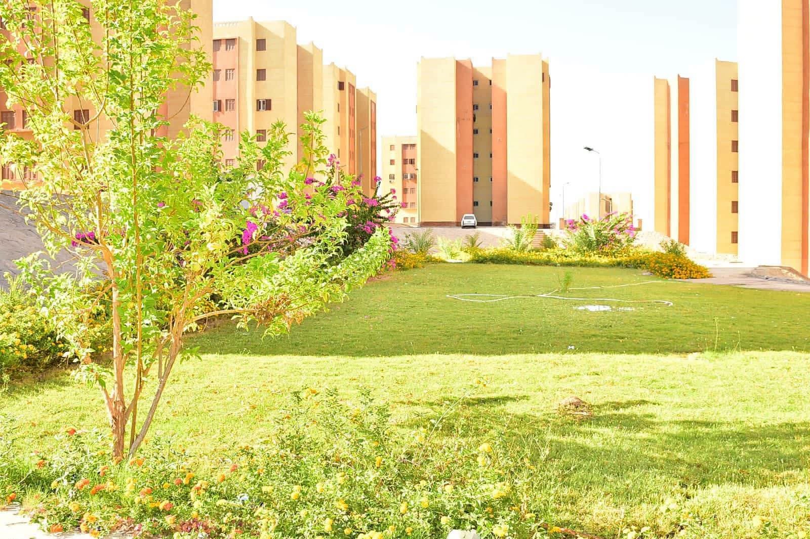 وزيرة الإسكان تتابع مشروعات مدن الصعيد الجديدة وتوجه بسرعة رفع كفاءة الطرق والخدمات