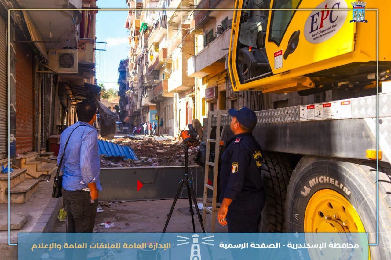 محافظ الإسكندرية يتفقد عقاري لامبروزو والمازني ويوجه باستمرار دعم الأسر المتضررة 3 محافظ الإسكندرية يتفقد عقاري لامبروزو والمازني ويوجه باستمرار دعم الأسر المتضررة