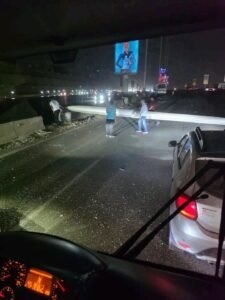 سقوط عمود إعلانات بطريق السويس باتجاه القاهرة الجديدة.. تفاصيل الحادث وحالة الطريق