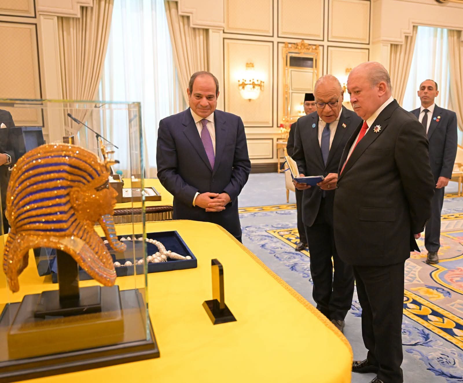 ملك ماليزيا يستقبل السيسي بالقصر الوطني ويمنحه أرفع وسام اتحادي.. تفاصيل التكريم الملكي للرئيس المصري