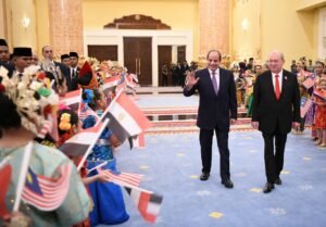 ملك ماليزيا يستقبل السيسي بالقصر الوطني ويمنحه أرفع وسام اتحادي.. تفاصيل التكريم الملكي للرئيس المصري