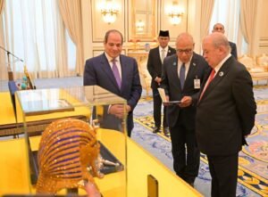 ملك ماليزيا يستقبل السيسي بالقصر الوطني ويمنحه أرفع وسام اتحادي.. تفاصيل التكريم الملكي للرئيس المصري