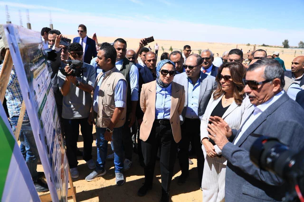وزيرة التنمية المحلية ومحافظة الوادي الجديد تضعان حجر أساس المجمع الرائد لصناعات التمور بالفرافرة