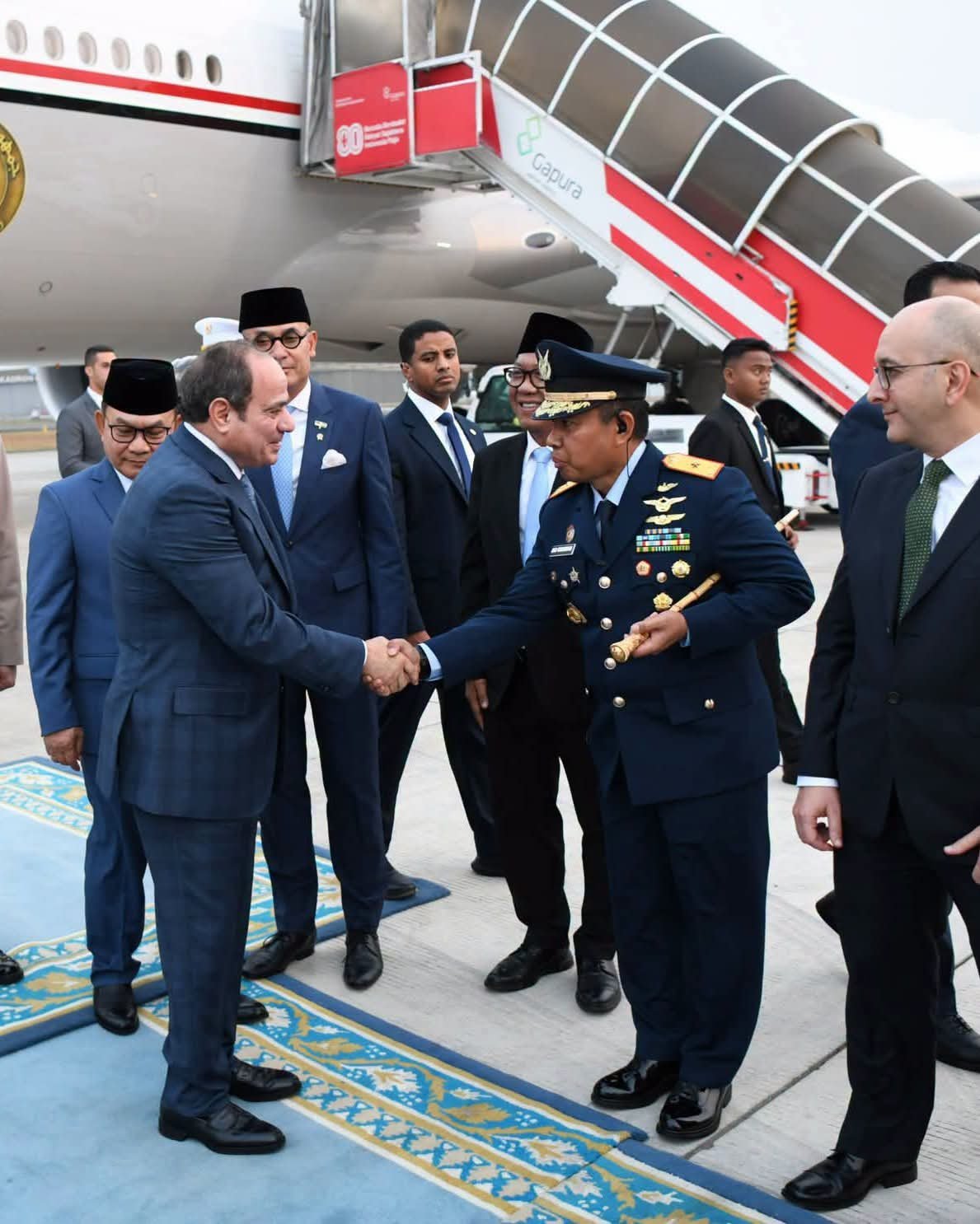 وصول السيسي إلى إندونيسيا.. لقطات من استقبال الرئيس المصري في قاعدة حليم العسكرية بجاكرتا