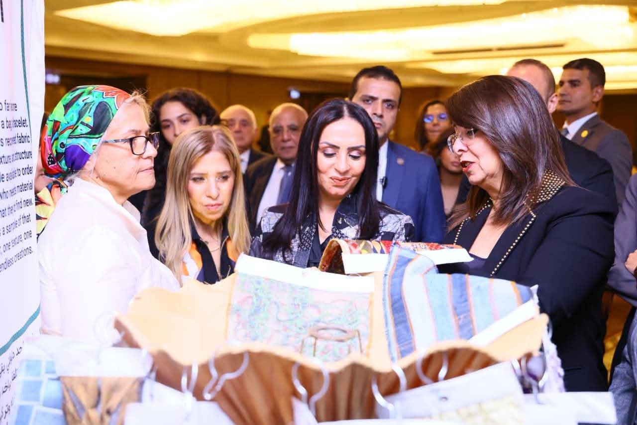 مايا مرسي تشهد توقيع اتفاقية تعاون بين البنك الأهلي المصري ومؤسسة بنك الكساء لدعم الأسر الأولى بالرعاية