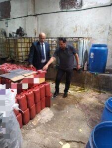 ضبط طن صابون سائل و900 لتر شاور بعلامات تجارية مقلدة داخل منشأة بالغربية