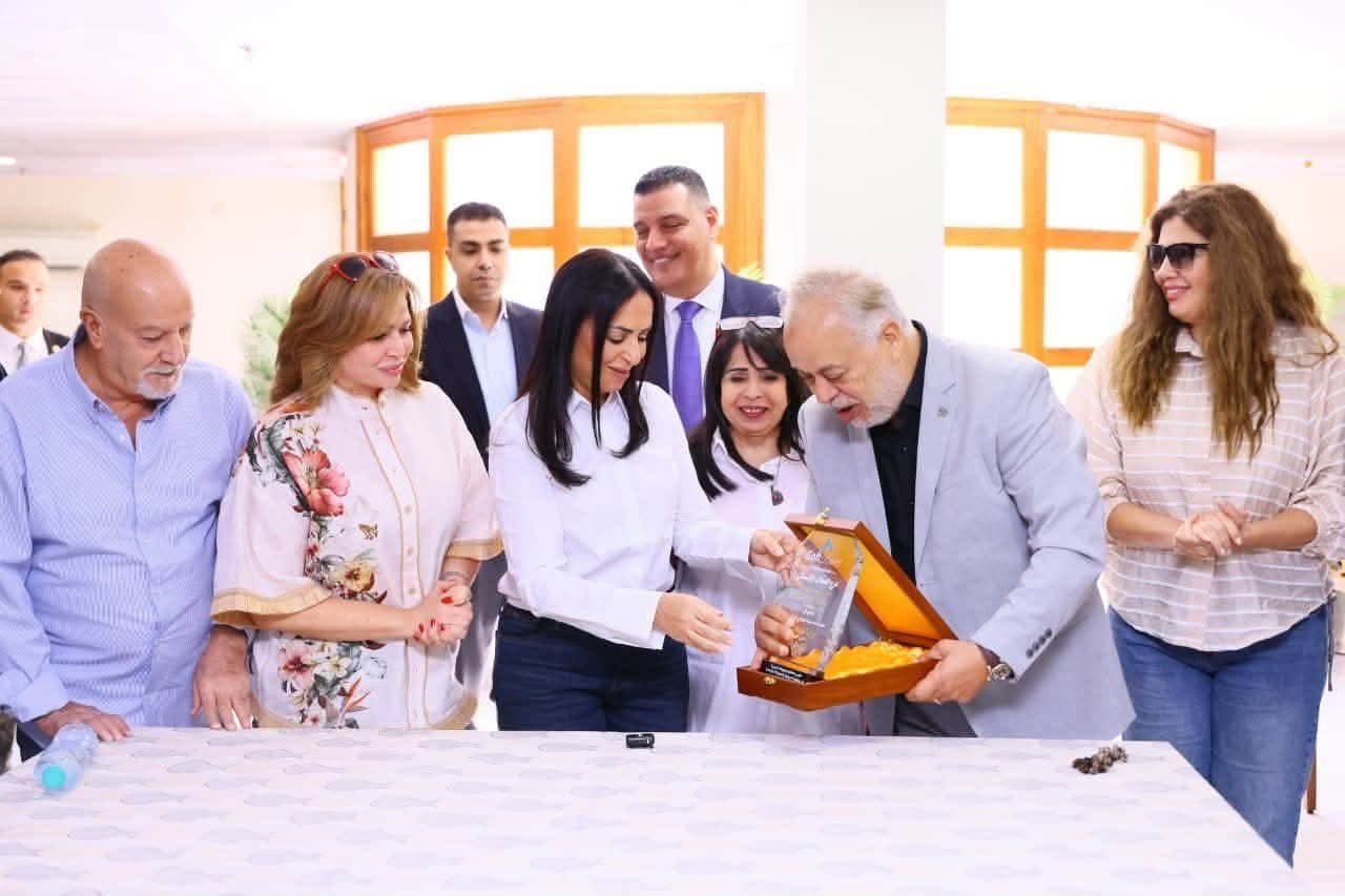 إلهام شاهين برفقة مايا مرسي وأشرف زكي في زيارة إنسانية لدار كبار الفنانين.. ذكريات ومحبة تجمع نجوم الفن