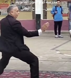 مدير مدرسة بالدقهلية يستعرض مهاراته في الفنون القتالية واللياقة البدنية أمام الطلاب
