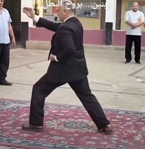 مدير مدرسة بالدقهلية يستعرض مهاراته في الفنون القتالية واللياقة البدنية أمام الطلاب