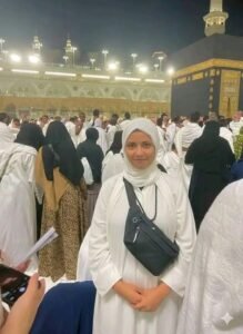 سهر الصايغ أمام الحرم المكي.. طبيبة الأسنان التي لم تنسَ مهنتها رغم النجومية