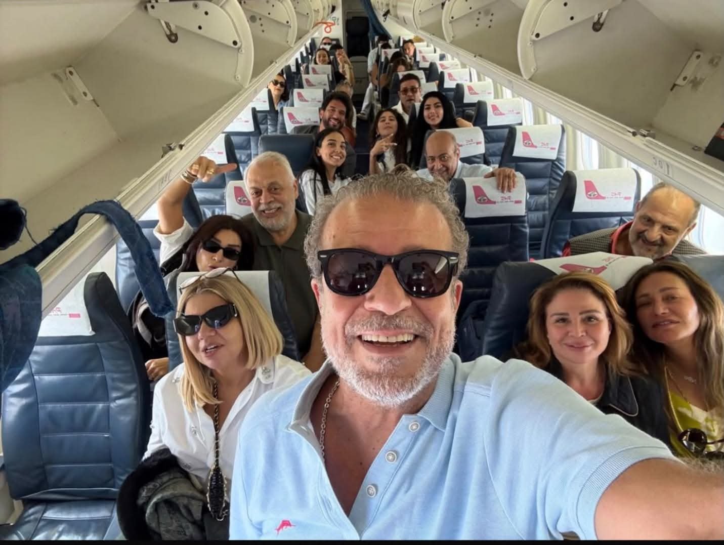 شريف منير يكشف كواليس الرحلة إلى مهرجان الجونة السينمائي.. صور تجمع نجوم الفن على متن الطائرة