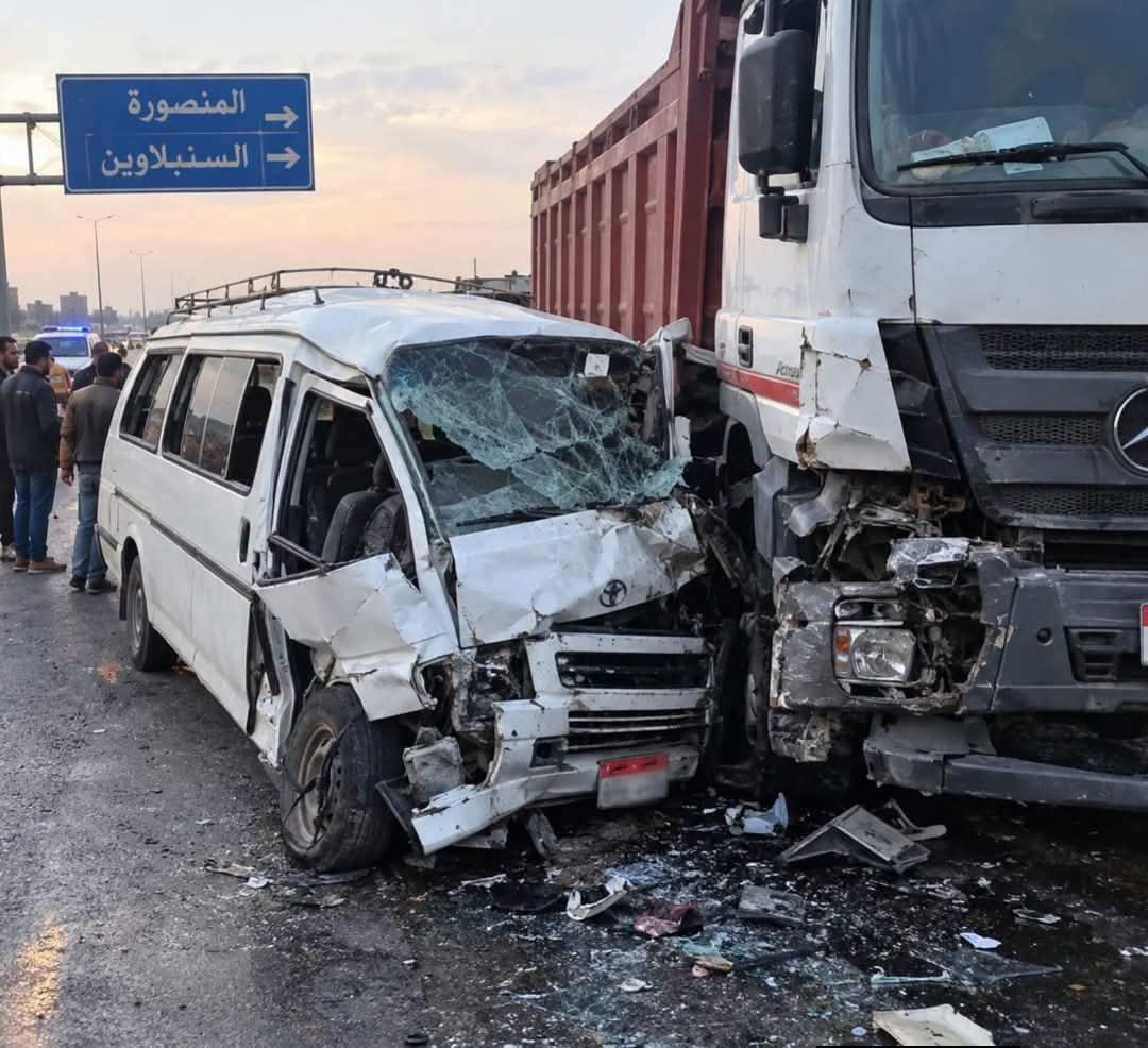 حادث طريق السنبلاوين المنصورة أمام قرية الزريقي.. مصرع شخص وإصابة 5 في تصادم ميكروباص وتريلا