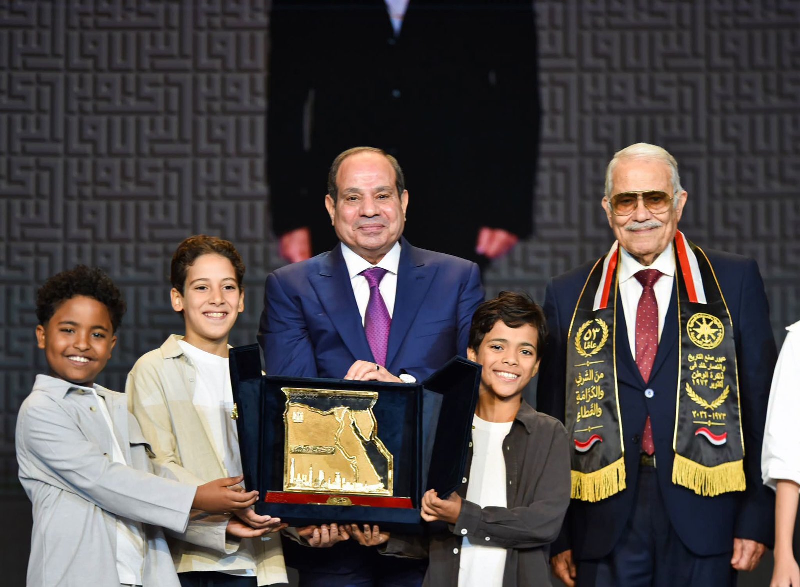 من جيل صنع النصر إلى جيل يحمل الراية.. أطفال مصر يهدون السيسي درع «تراب الوطن»