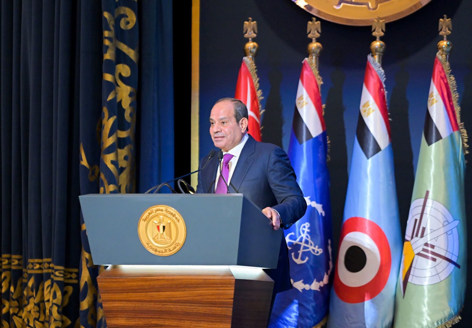 من جيل صنع النصر إلى جيل يحمل الراية.. أطفال مصر يهدون السيسي درع «تراب الوطن» 2 من جيل صنع النصر إلى جيل يحمل الراية.. أطفال مصر يهدون السيسي درع «تراب الوطن»